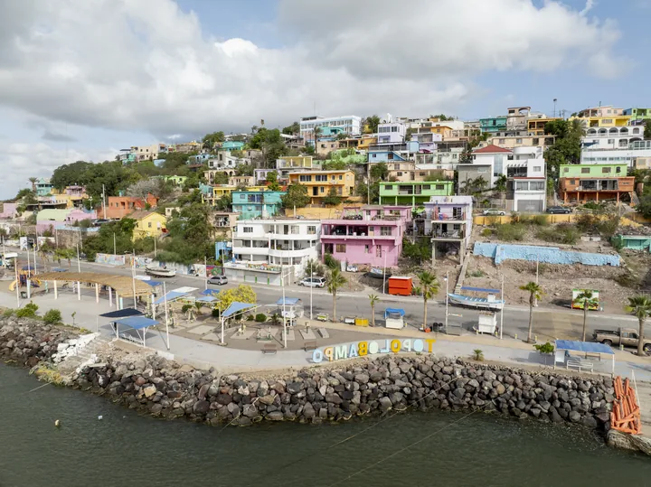 Casas de colores sobre la ladera de Topolobampo frente al agua