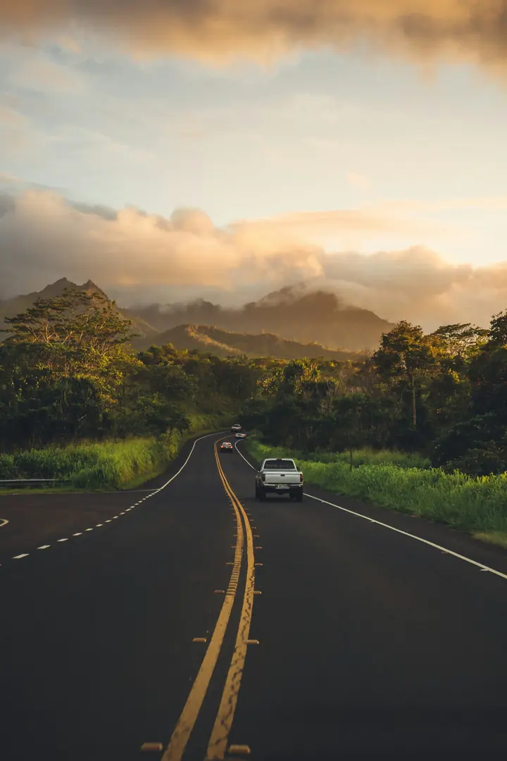 Carretera de dos carriles rumbo al horizonte al atardecer