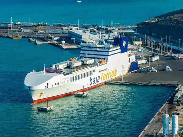 Buque de Baja Ferries atracado en terminal portuaria