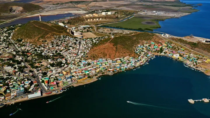 Vista aérea de la bahía al atardecer