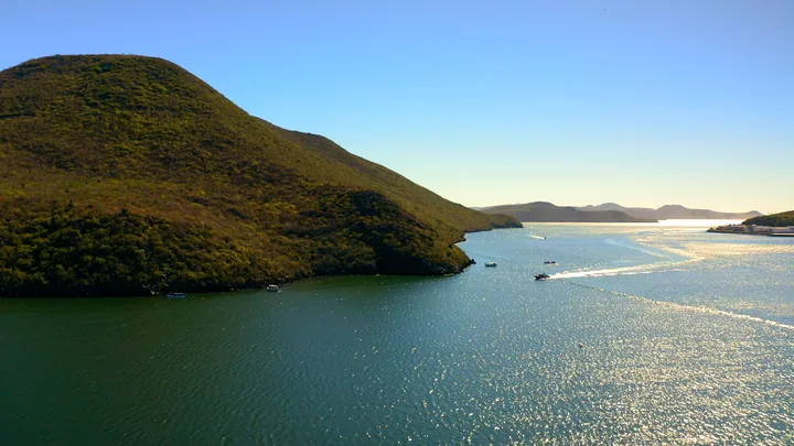 Bahía de Topolobampo vista desde la orilla, con el agua en calma y los cerros al fondo